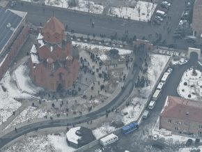 «Մեր ձևով» շարժման անդամ Ալիկ Ալեքսանյանը Մասիսի Սուրբ Թադեոս եկեղեցու բակից լուսանկար է հրապարակել, որտեղ այսօր պատարագի է մասնակցել Նիկոլ Փաշինյանը