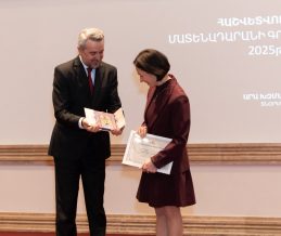 Նախկին փոխնախարարից՝ նախարարին. Ժաննա Անդրեասյանին շնորհվել է Մատենադարանի երախտագիտության մեդալ