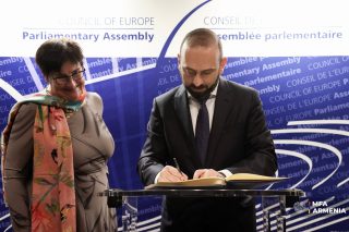 Հայաստանը ժողովրդավարություն է, և սա այլևս անդառնալի գործընթաց է. Արարատ Միրզոյանը՝ ԵԽԽՎ նախագահին