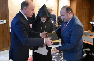 Շատ սիմվոլիկ ակտ. հուդայա-քրիստոնեական միության ղեկավարը, ԱՄՆ-ում ՀՀ ՔՊ-ական դեսպանը և տիրադավ Տ. Հովնան արքեպիսկոպոս Տերտերյանը Փաշինյանի անունից Աստվածաշունչ են նվիրում