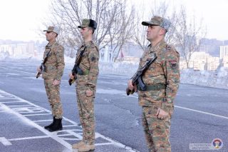 Այս նկարն ուշադրությանս արժանացավ, որովհետև 3 սպաներ են` 3-ն էլ տարբեր գլխարկներով, համազգեստի գոտիներով, սապոգներով. Տիգրան Աբրահամյան