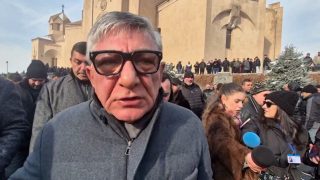 Իր անցյալը մոռացած, ադրբեջանական բենզին ներկրող Գռզոն կատաղեց լրագրողի հարցերից