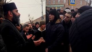 Թալինի եկեղեցու քահանա Տեր Հայկը աղոթքով նորակոչիկներին ճանապարհում է բանակ