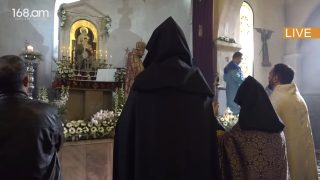 Երկար կյանք տուր Հայրապետին, երկար օրեր Հայոց հոր. հնչում է Սուրբ Հակոբ եկեղեցում