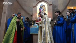 Բարի եկաք, ուրախություն ենք ապրում, որ ներկա ենք այս Պատարագին. Նորաբացում ողջունեցին նոր առաջնորդին