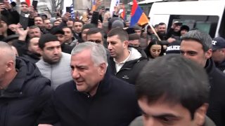 Սամվե՜լ, Սամվե՜լ…Սամվել Կարապետյանն ԱԱԾ-ից տուն տեղափոխվեց. քաղաքացիները ծափերով դիմավորեցին նրան