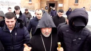 Տիրադավ Առաքել սրբազանը «թիկնազորով» դուրս եկավ եկեղեցուց