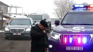 Իշխանական վերնախավը գերթանկարժեք ծառայողական մեքենաներով եկավ Եռաբլուր