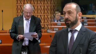 Փաշինյանը ձերբակալել է եպիսկոպոսների, սա ժողովրդարության խախտում չէ՞. ԵԽԽՎ պատգամավորը՝ Միրզոյանին