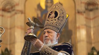 Վեհափառ Հայրապետը գերհամբերատար սպասում է տիրադավների զղջմանը, դարձին, իսկ մինչ այդ Տերը մաքրում է իր տունը, մինչև վերջին դպիրն ու ուխտի մանուկը