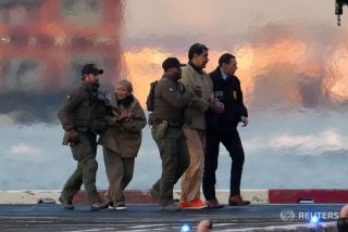 Ինչպես են ամերիկացի զինվորականները Մադուրոյին տանում են Նյու Յորքի դատարան