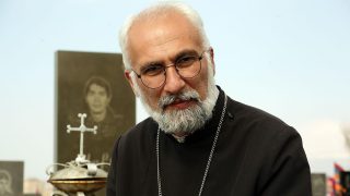 «Բացի ոստիկաններից, քաղաքացիական հագուստով անձինք ևս կան, ենթադրում եմ՝ ոստիկանության աշխատակիցներ են. իրենք էլ հավիտենական չեն, իրենք էլ կհեռացվեն»». Տեր Պսակ քահանա Մկրտչյան