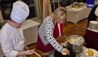 Զախարովան չինական նրբաբլիթներ է պատրաստել Չինաստանի դեսպանատան ընդունելության ժամանակ