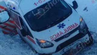 Գյումրիից հիվանդին Երևան տեղափոխող շտապօգնության ավտոմեքենան վթարի է ենթարկվել և հայտնվել ձնակույտում