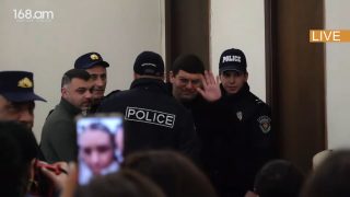 Քաղբանտարկյալ Դավիթ Համբարձումյանին դատարանի դահլիճում աջակիցները դիմավորեցին ծափերով