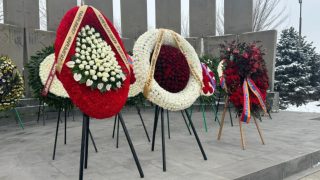 «Մեր ձևով» շարժման և Կարապետյանների անունից ծաղկեպսակ է դրվել Եռաբլուրում