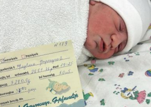 Պատերազմում զույգ որդիներին կորցրած Պայծառ Թորոսյանն այսօր որդի է ունեցել