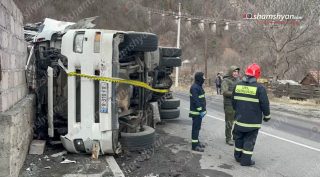 Վանաձոր-Ալավերդի ավտոճանապարհին փայտանյութով բարձված կցորդիչով բեռնատարը կողաշրջվել է և բшխվել քարե պատնեշին․ կա վիրшվոր