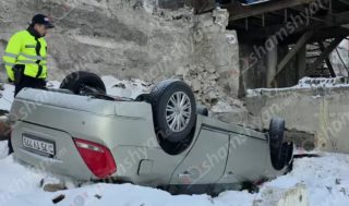 «Nissan Teana»-ն Ջոն Կիրակոսյանի դպրոցի հարևանությամբ բախվել է բետոնե պարսպին և մոտ 5 մետր բարձրությունից գլխիվայր շրջվել