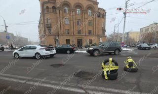 ՀՀ Ներքին գործերի նախարարության վարչական շենքի դիմաց առաջացած փոսերը պատուհաս են դարձել վարորդների համար