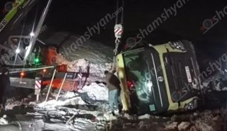 Հրազդանում 49-ամյա վարորդը «Volvo» մակնիշի ցեմենտատարով դուրս է եկել երթևեկելի գոտուց և կողաշրջված հայտնվել ձնակույտերի մեջ