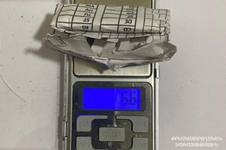 Փաստաբանի մոտ հայտնաբերվել են թմրամիջոցների նմանվող զանգվածներ