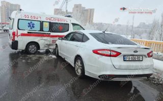 Դավթաշենի կամրջի վրա բախվել են շտապօգնության մեքենան ու «Ford»-ը