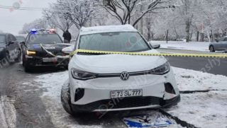 Երևանում մերկասառույցի պատճառով «Volkswagen ID4»-ը բախվել է հետիոտնային անցման ցուցանակին, կոտրել այն, որն էլ ընկել է հետիոտնի վրա