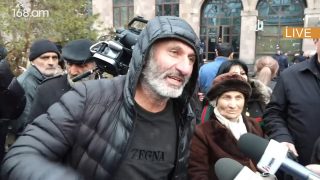 Սաղին էլ օգնել է, ինչով կարողացել է, ամեն հարցով օգնել է. լավ քաղաքապետ է, դրա համար եկել եմ. մասիսցի