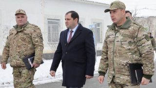 Սուրեն Պապիկյանը ՊՆ զորամասում առանձնազրույցներ է ունեցել բանակի պաշտպանունակության բարձրացման վերաբերյալ