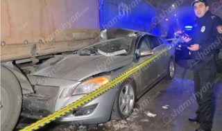 ՊԵԿ աշխատակիցը «Volvo»-ով մխրճվել է բեռնատար «Mercedes»-ի հետնամասը․ բժիշկները պայքարում են նրա կյանքի համար