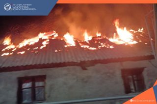 Հրդեհ՝ Օձուն գյուղում․ այրվել են տանիքի փայտե կառուցատարրերը և տանիքում կուտակած մոտ 150 հակ անասնակեր