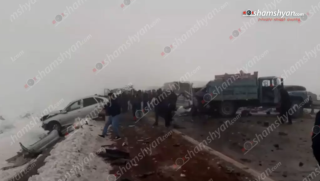 Խոշոր ավտովթարներ՝ Արագածոտնի մարզի Թալին-Բազմաբերդ-Կաքավաձոր խաչմերուկում․ բախվել են մի քանի ավտոմեքենա․ կա 10-ից ավելի վիրավոր