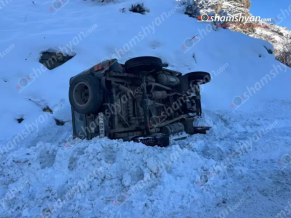 Երևան-Մեղրի ճանապարհին մեքենան, ճանապարհի մերկասառույցի պատճառով, կողաշրջված հայտնվել է երթևեկելի գոտուց դուրս՝ ձնակույտերի մեջ
