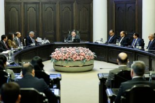 Օրավուր հարստացող պաշտոնյաներն ու հազիվ ծայրը ծայրին հասցնող «հպարտ քաղաքացիները». «Փաստ»