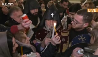 Հարյուրավոր հավատացյալներ Մայր Աթոռի բակում ստացան Վեհափառ հայրապետի օրհնությունը