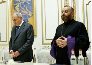 «Բանտված են քո եղբայրները, իսկ դու փափկության մեջ սիգարետ ես վայելում». Տեր Զարեհը հարց է ուղղել տիրադավ Արման Սարոյանին՝ չի ամաչո՞ւմ