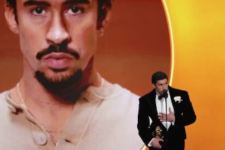 «Տարվա ալբոմ»՝ իսպաներեն երգերով․ Բեդ Բանին արժանացել է «Գրեմմի»-ի ու իր մրցանակը նվիրել ներգաղթյալներին