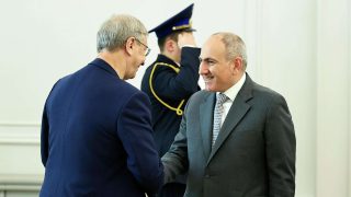 «Երկնագույն պսակ» թեյի սպասքի հավաքածու․ Եվտուշենկովի նվերը՝ Փաշինյանին