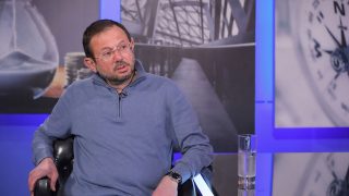 Իսկ հետո արդեն երեկոյան, մորս հետ։ Ուղղակի լռություն։ Քար, ճնշող լռություն… . Գեղամ Մանուկյան