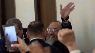 Միքայել սրբազանի տրամադրությունը բարձր էր. դատական նիստերի դահլիճից հեռացավ ծափերի ներքո