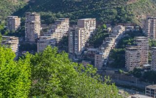 Արտառոց դեպք. կինը դիմել է ոստիկաններին և հայտնել, որ Կապանի համայնքապետի տեղակալն ու Վերին Խոտանան բնակավայրի վարչական ղեկավարը գողացել են իր 6 անչափահաս երեխաներին