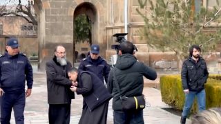 Միքայել Սրբազանը ոստիկանների հսկողությամբ եկել է վերջին հրաժեշտը տալու Տաթև Սրբազանին