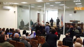 Դատախազը միջնորդեց երկարաձգել Բագրատ Սրբազանի կալանքը. Դահլիճը բղավում է` ազատություն