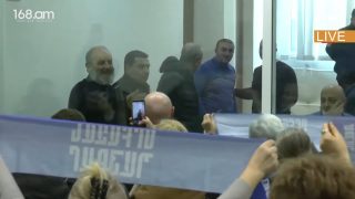 Սրբազա՜ն, բոլորիդ ազատություն. Բագրատ սրբազանին նիստերի դահլիճում դիմավորեցին պաստառներով