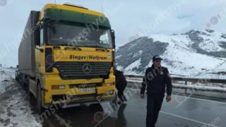 Սպիտակում «Mercedes» բեռնատարը բախվել է երկաթե արգելապատնեշներին