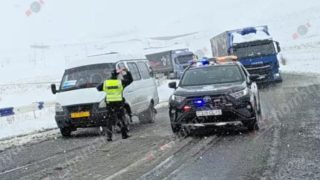 Շիրակի մարզում 100-ից ավելի բեռնատար, բքի պատճառով, չեն կարողանում Ջաջուռի ոլորաններով անցնել