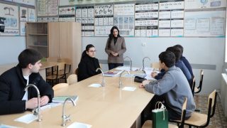 Մարդու իրավունքների պաշտպանը Գյումրու թիվ 1 ավագ դպրոցի աշակերտների հետ քննարկել է ՄԻՊ-ի դերն ու գործունեության ուղղությունները