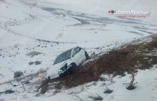 Սևան-Երևան ավտոճանապարհին «Tesla»-ն դուրս է եկել ճանապարհի երթևեկելի գոտուց և հայտնվել ձորում