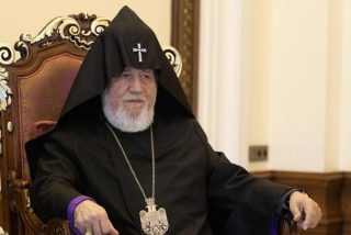 Վեհափառին կալանավորելու սպառնալիք-մեսիջներ են փոխանցում Մայր Աթոռին. «Հրապարակ»